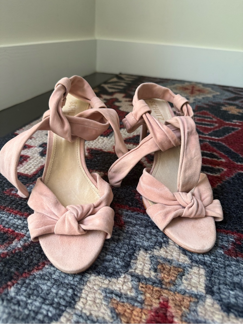 Schutz pink suede heels with bow detail. Size: US 10 (39 Brazil and 41eu)